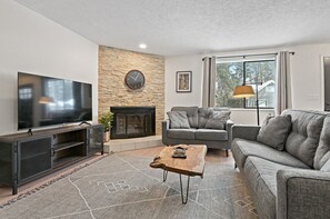 Televisión y chimenea 