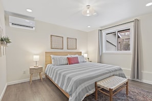 2 chambres, bureau, fer et planche à repasser, lit parapluie