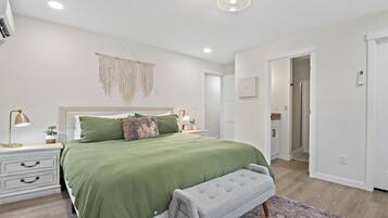 2 bedrooms, desk, iron/ironing board, travel cot