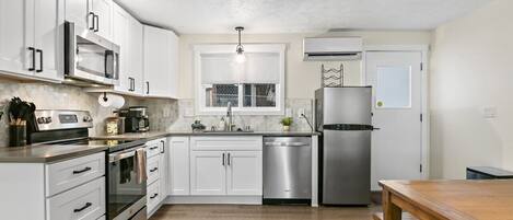 Réfrigérateur, micro-ondes, four, plaque de cuisson