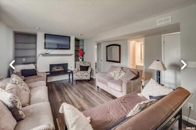 Luxurious Condo family-friendly 
Closer to attractions!
Eatery,Walmart&lot more!