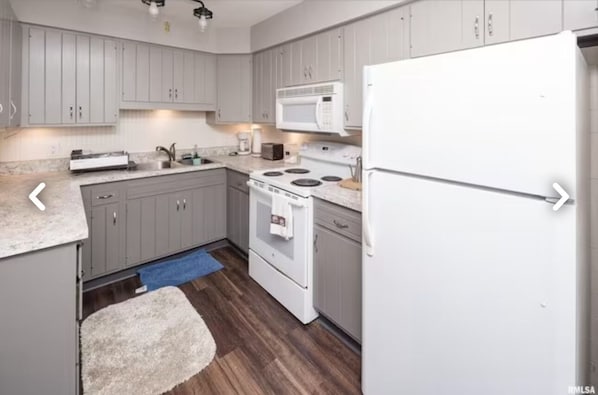 Réfrigérateur, four à micro-ondes, un four, surface de cuisson