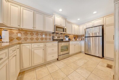 Private Boat Slip, Dogs Ok, Canoe, Game Room, ,Beach & Community Pool!