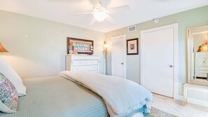 1 slaapkamer, een strijkplank/strijkijzer, wifi, beddengoed