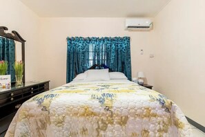 1 bedroom, iron/ironing board, WiFi, bed sheets - Shaw Park Gem (Ocho Rios)