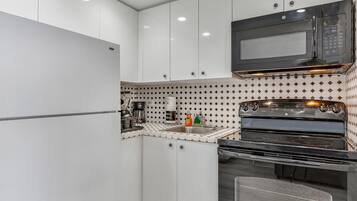 Appartamento | Cucina privata | Frigorifero con congelatore, microonde, forno, macchina per tè/caffè