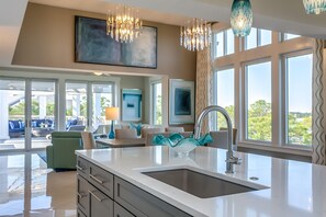 Penthouse de lujo | Cocina privada | Refrigerador con congelador, microondas, horno y parrilla de estufa