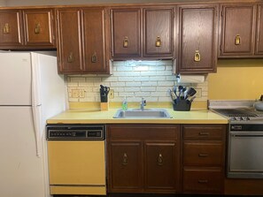 Réfrigérateur, four à micro-ondes, un four, surface de cuisson