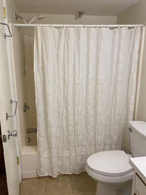 Haartrockner, Handtücher, Toilettenpapier