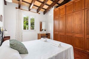 4 bedrooms, iron/ironing board, Internet, bed sheets