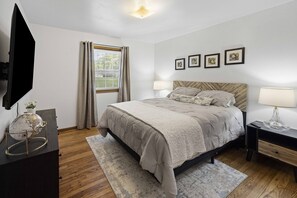 2 bedrooms, desk, WiFi, bed sheets - Dog-friendly, 30 day minimum stay, Mid-Century Modern Haven (Knoxville)