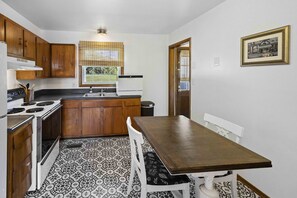 Microwave, blender, cookware/dishes/utensils - Dog-friendly, 30 day minimum stay, Mid-Century Modern Haven (Knoxville)