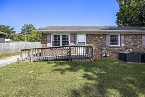 Terrace/patio - Dog-friendly, 30 day minimum stay, Mid-Century Modern Haven (Knoxville)