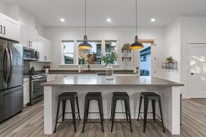 Comfort House | Private kitchen | Fridge, microwave, oven, stovetop