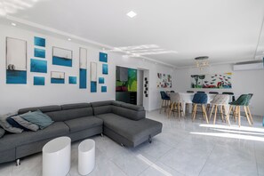 Smart TV, fireplace - Villa Perkov SAVE 20 percent on Split-villas com (Kaštel Kambelovac)