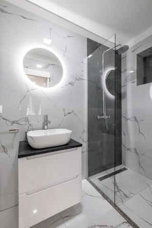 Douche, sèche-cheveux, serviettes fournies, papier toilette