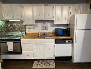 Réfrigérateur, four à micro-ondes, un four, surface de cuisson