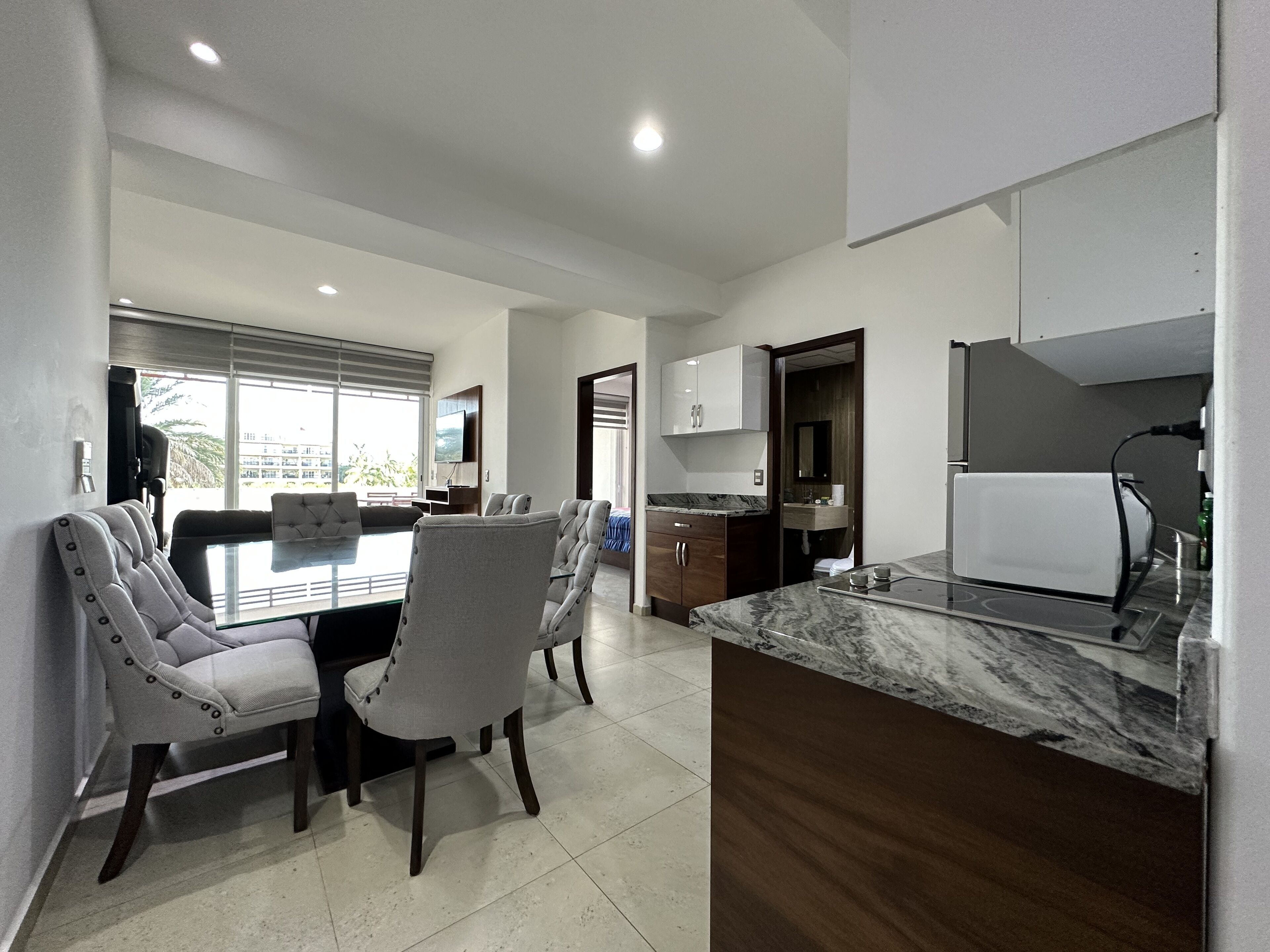 Departamento Deluxe, 2 habitaciones, balcón, vista al lago | Cocina privada | Refrigerador con congelador, microondas y licuadora 