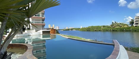 Una piscina al aire libre