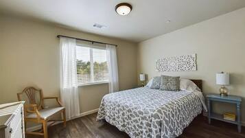 2 bedrooms, desk, iron/ironing board, free WiFi