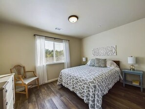 2 bedrooms, desk, iron/ironing board, free WiFi - Neighborhood Hideaway (McKinleyville)