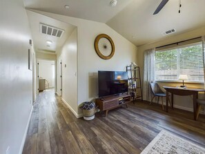 TV, books - Neighborhood Hideaway (McKinleyville)