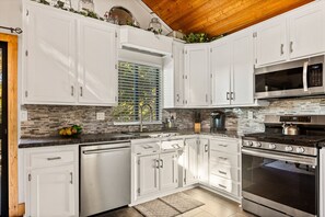 冷蔵庫、電子レンジ、オーブン、コンロ