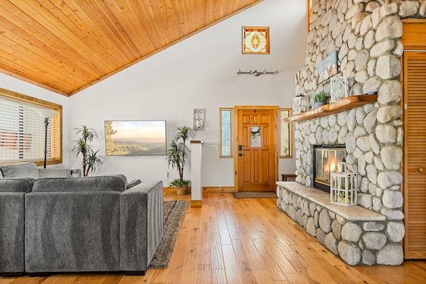 Smart-tv, een open haard en een printer