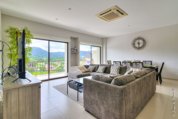 House | Living area | TV - Luxurious and Warm Condo Just Step From the Beach! (Jacó)