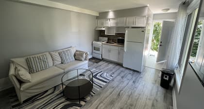 Garden Hideaway - Private apartment close to Transit and Humber College