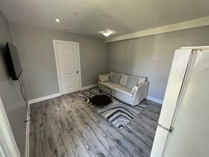 Smart TV, video library - Garden Hideaway - Private apartment close to Transit and Humber College (Toronto)