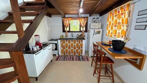 Private kitchen - Pedaço de Céu Chalet: In the woods, 5 minutes from the beach (Paraty)
