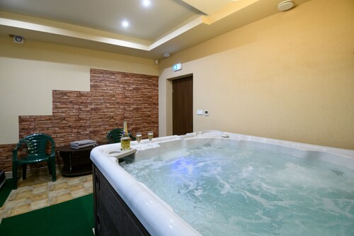 3 bedrooms with separate bathrooms, Wellness area with Solarium and Jacuzzi