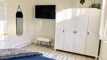 3 bedrooms, desk, iron/ironing board, free WiFi