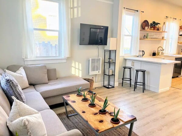 Fernseher, Kamin, Bücher