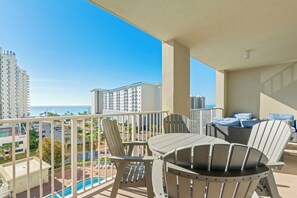 Outdoor dining - •Beach Access•Pools•Gulf View•Balcony•Beach Gear•King•5min Walk to Beach•W/D•Gym (Miramar Beach)