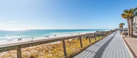 Perto da praia, espreguiçadeiras, toalhas de praia