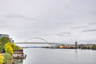 Portland Condo w/ Hot Tub Access, Near Downtown!