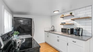 Classic Studio | Private kitchen | Fridge, microwave, oven, stovetop