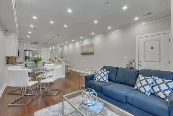 Smart TV - "Nations Capitol Comfort - Your Corporate Quintessential Stay" (Washington)