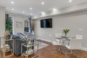 Smart TV - "Nations Capitol Comfort - Your Corporate Quintessential Stay" (Washington)