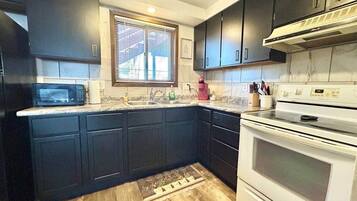 Frigorífic, microones, forn i placa de cuina