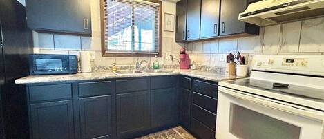 Een koelkast, een magnetron, een oven, een kookplaat