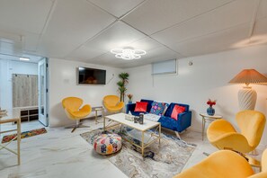 Een televisie en een open haard