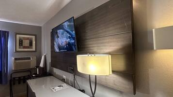 Basic Single Room | Desk, laptop workspace, blackout curtains, soundproofing