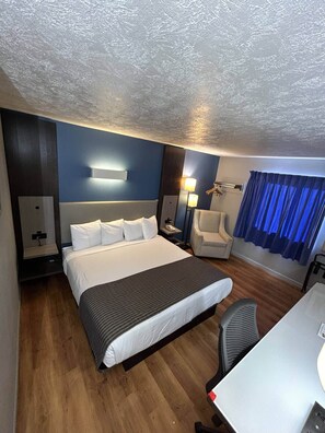 Desk, laptop workspace, blackout drapes, soundproofing - Rodeway Inn (Emporia)