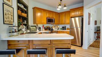 Réfrigérateur, micro-ondes, plaque de cuisson, lave-vaisselle