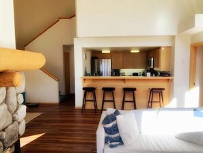 Smart-TV, peis, DVD-spiller og bøker