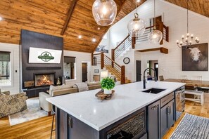 Interior - Up A Creek Too –🔥Hot Tub 🎮Game Loft 🌳Near the Creek ✨Ultimate Relaxation (Broken Bow)