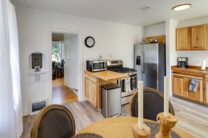 Interior - Charming Hamilton Hideaway: Half-Mi to Main St! (Hamilton)
